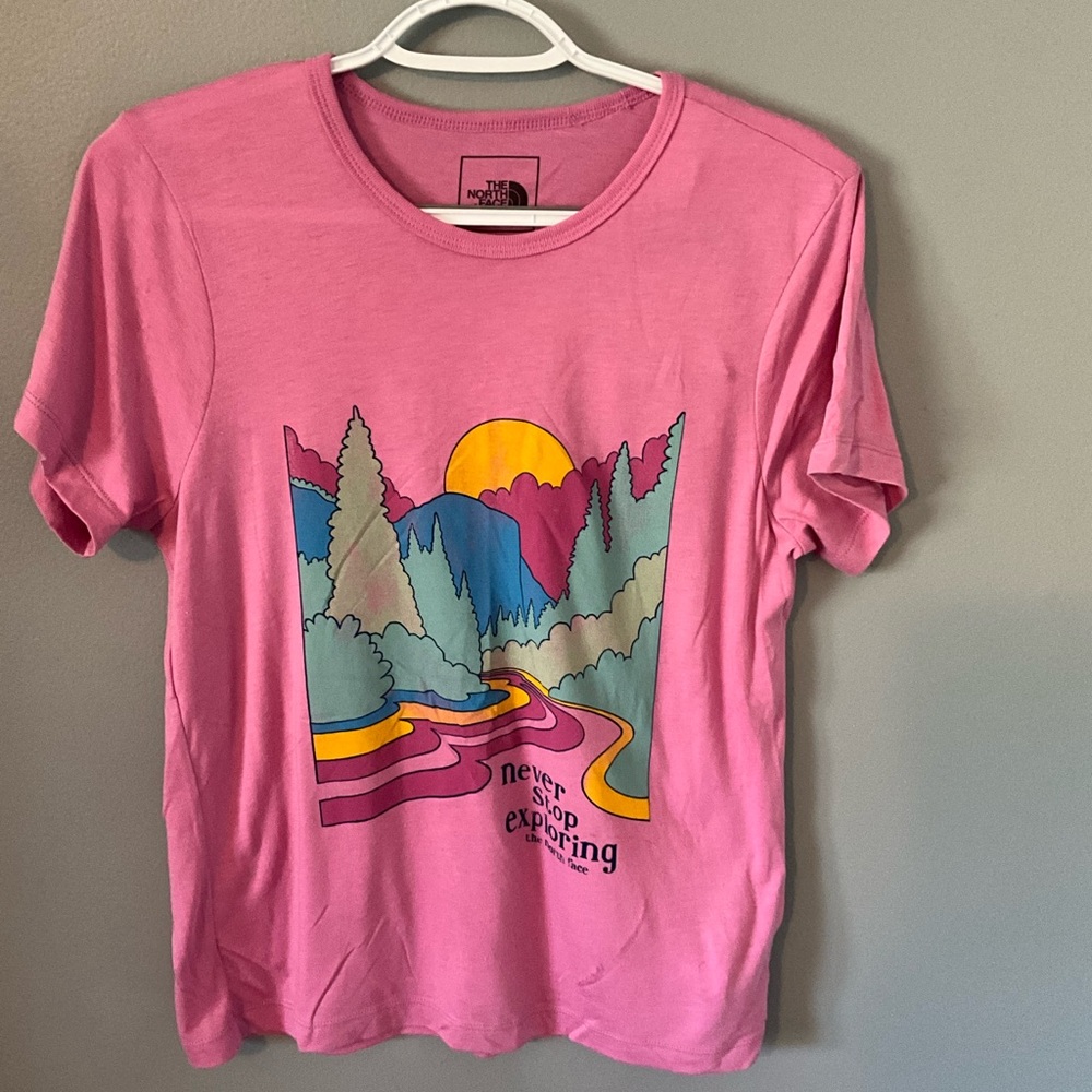 The North Face TNF Graphic T-Shirt with Nature Design Pink size M Med